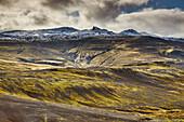 Weite zerklüftete Landschaft mit schneebedeckten Bergen und dem Schnee des Snaefellsjokull, Halbinsel Snaefellsnes, Westküste von Island; Island.