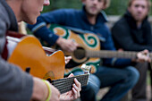 Männer, die akustische Gitarren spielen