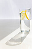 Glas Sprudelwasser mit geschnittener Zitrone