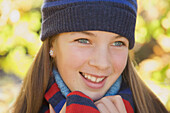 Lächelndes junges Mädchen mit einer Wollmütze
