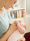 Mutter füttert Baby Girl mit der Flasche