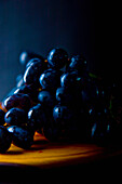 Nahaufnahme von schwarzen Weintrauben