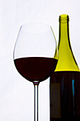 Glas Rotwein und Weinflasche