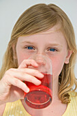 Junges Mädchen trinkt Cranberry-Saft