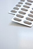 Pillen in Blisterpackungen auf weißem Tisch