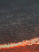 Gewitterwolken bei Sonnenuntergang, Vollbild