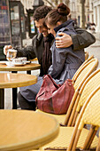 Junges Paar in einem Straßencafé, Paris, Frankreich