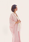 Frau trägt rosa Kimono