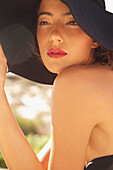 Junge Frau mit breitkrempigem Hut
