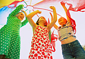 Spielende Kinder unter einem Fallschirm