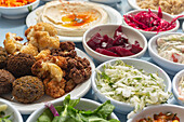 Stilleben mit Falafel, Hummus und Beilagen aus der israelischen Küche