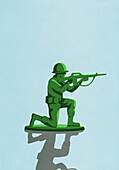 Kniender grüner Soldat mit Gewehrspielzeug