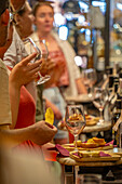 Blick auf eine Weinverkostung in der Cantina Ercolani, Weinhandlung und Museum in Montepulciano, Montepulciano, Provinz Siena, Toskana, Italien, Europa