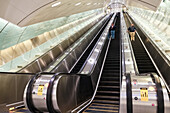 Architektonisches Detail der Rolltreppen von Grand Central Madison, einem Nahverkehrsterminal, unter dem Grand Central Terminal, für die Long Island Rail Road (LIRR) in New York City, Vereinigte Staaten von Amerika, Nordamerika