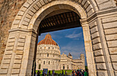 Blick auf das Baptisterium von San Giovanni, den Dom von Pisa und den Schiefen Turm von Pisa, UNESCO-Weltkulturerbe, Pisa, Provinz Pisa, Toskana, Italien, Europa