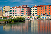 Blick auf bunte Gebäude und Kanal, Livorno, Provinz Livorno, Toskana, Italien, Europa