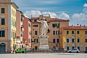 Blick auf die Statue Ferdinando III. auf der Piazza della Repubblica, Livorno, Provinz Livorno, Toskana, Italien, Europa