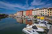 Blick auf bunte Gebäude und Kanal, Livorno, Provinz Livorno, Toskana, Italien, Europa