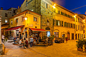 Blick auf Architektur und Restaurant in enger Gasse in der Abenddämmerung, Arezzo, Provinz Arezzo, Toskana, Italien, Europa