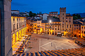 Blick auf die Piazza Grande vom Palazzo della Fraternita dei Laici in der Abenddämmerung, Arezzo, Provinz Arezzo, Toskana, Italien, Europa