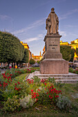 Blick auf die Guido-Monaco-Statue auf dem Guido-Monaco-Platz, Arezzo, Provinz Arezzo, Toskana, Italien, Europa