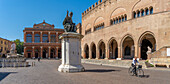 Blick auf das Teatro Amintore Galli und den Palazzo del Podesta an der Piazza Cavour in Rimini, Rimini, Emilia-Romagna, Italien, Europa