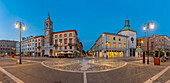 Blick auf den Torre dell'Orologio und die Kirche Dei Paolotti auf der Piazza Tre Martiri in der Abenddämmerung, Rimini, Emilia-Romagna, Italien, Europa