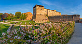 Blick auf die Rocca Malatestiana von der Arena Francesca da Rimini, Rimini, Emilia-Romagna, Italien, Europa