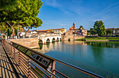 Blick auf die Ponte di Tiberio, die sich im Kanal von Rimini spiegelt, von Borgo San Giuliano, Rimini, Emilia-Romagna, Italien, Europa