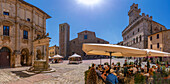 Blick auf die Kathedrale Santa Maria de la Assunta auf der Piazza Grande in Montepulciano, Montepulciano, Provinz Siena, Toskana, Italien, Europa