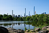 Stadtbild von New York City vom See aus gesehen, dem größten Gewässer des Central Park nach dem Stausee, Central Park, Manhattan, New York City, Vereinigte Staaten von Amerika, Nordamerika