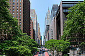 Blick auf die 42nd Street, eine wichtige Querstraße, von der Tudor City Overpass (Tudor City Btidge), Stadtbezirk Manhattan von New York City, Vereinigte Staaten von Amerika, Nordamerika