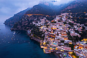 Das beleuchtete und hübsche Dorf Positano in der Morgendämmerung, Luftaufnahme, Amalfiküste, UNESCO-Welterbe, Region Kampanien, Italien, Europa