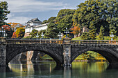Nijubashi-Brücke über den Wassergraben und ein Wachturm im Kaiserpalast von Tokio im Herbst, Tokio, Honshu, Japan, Asien