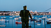 Die Statue von König Carlos I., errichtet 1903, ein beeindruckender Anblick am Eingang der Stadt, Cascais, Portugal, Europa