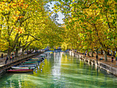 Parks und Boote säumen die Mündung des Flusses Thiou am Annecy-See, Annecy, Haute-Savoie, Frankreich, Europa