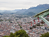 Blick vom Bastille-Hügel über Grenoble mit Bergen im Hintergrund und Seilbahn im Vordergrund, Grenoble, Auvergne-Rhone-Alpes, Frankreich, Europa