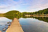 Holzpier und Dampfschiff im Hintergrund, Ullswater, Lake District National Park, UNESCO-Welterbestätte, Cumbria, England, Vereinigtes Königreich, Europa