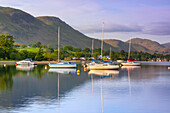 Boote bei Sonnenaufgang, Ullswater, Lake District National Park, UNESCO-Weltkulturerbe, Cumbria, England, Vereinigtes Königreich, Europa