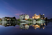 Leeds Castle bei Nacht, beleuchtet, spiegelt sich im Wassergraben, bei Maidstone, Kent, England, Vereinigtes Königreich, Europa