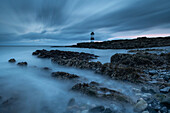 Trwyn Du Leuchtturm in der Morgendämmerung, Penmon Point, Anglesey, Wales, Vereinigtes Königreich, Europa