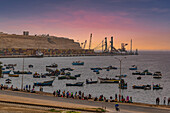 Blaue Stunde über dem Hafen in der Stadt Namibe, Angola, Afrika