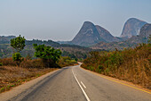 Straße, die zu den riesigen Granitblöcken von Conda führt, Kumbira Forest Reserve, Kwanza Sul, Angola, Afrika
