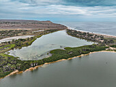 Luftaufnahme der Mündung des Flusses Cuanza, Angola, Afrika