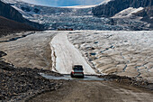 Spezialisierter Eisfeld-LKW auf dem Columbia Icefield, Glacier Parkway, Alberta, Kanada, Nordamerika