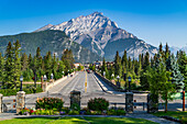 Die Stadt Banff mit dem Cascade Mountain im Hintergrund, Alberta, Rocky Mountains, Kanada, Nordamerika