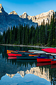 Kanus bei Sonnenaufgang am Lake Moraine, Banff-Nationalpark, UNESCO-Welterbe, Alberta, Rocky Mountains, Kanada, Nordamerika
