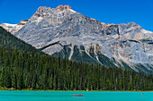 Kanu auf dem Emerald Lake, Yoho-Nationalpark, UNESCO-Welterbe, British Columbia, Kanada, Nordamerika