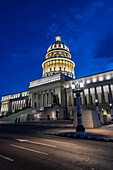 Nachtaufnahme des Kapitols in Havanna, Kuba, Westindien, Mittelamerika