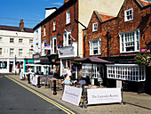Lavendel-Teezimmer und die älteste Apotheke Englands auf dem Marktplatz in Knaresborough, Knaresborough, Yorkshire, England, Vereinigtes Königreich, Europa